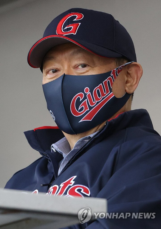 지난 4월 27일 오후 서울 잠실야구장에서 열린 프로야구 롯데와 LG의 경기를 지켜보고 있는 신동빈 롯데그룹 회장. 연합뉴스